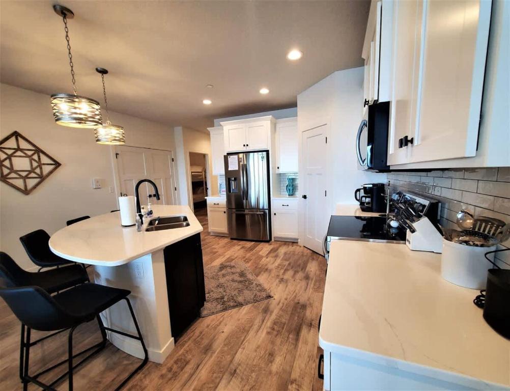 Sunset Shores 4BR Lake Escape Family Friendly - Image 5