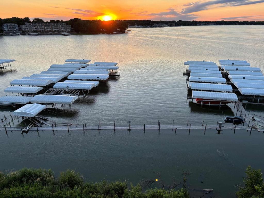 Sunset Shores 4BR Lake Escape Family Friendly