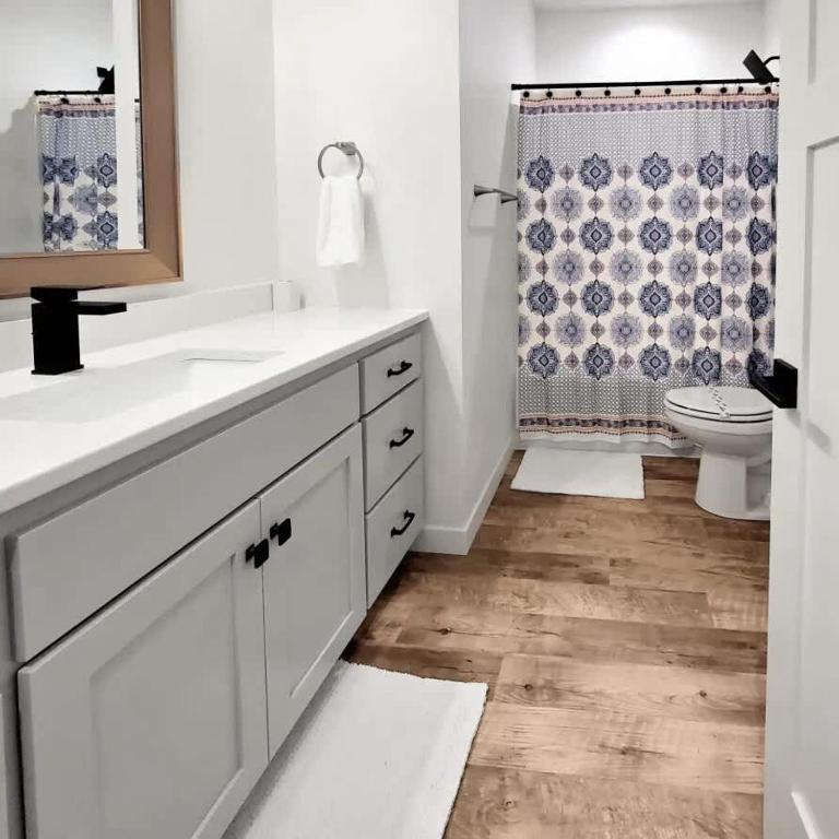 Sunset Shores 4BR Lake Escape Family Friendly