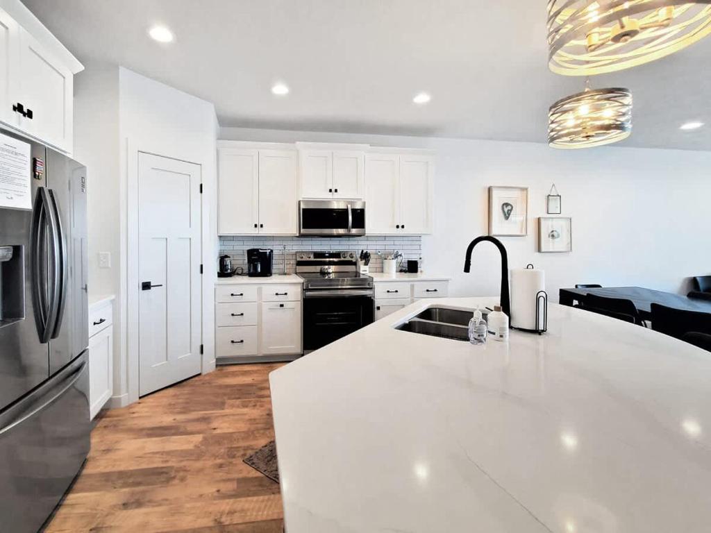 Sunset Shores 4BR Lake Escape Family Friendly - Image 4