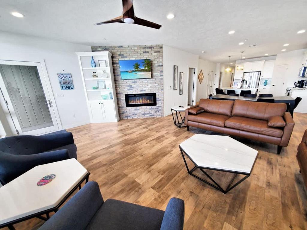 Sunset Shores 4BR Lake Escape Family Friendly - Image 7