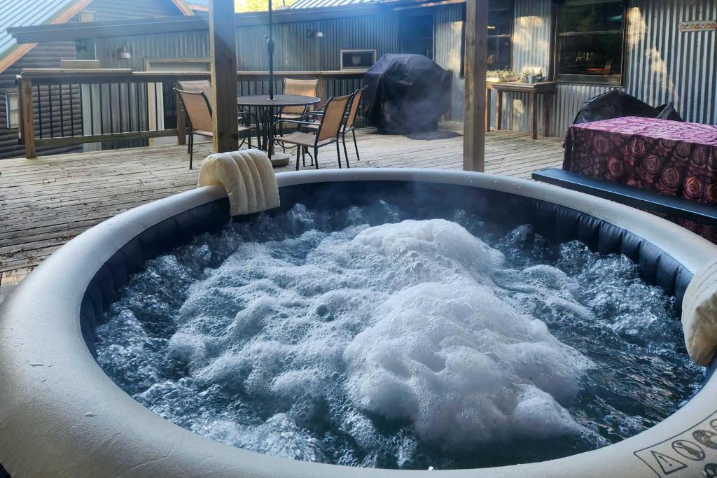 Hot Tub (Jacuzzi) - Photo 4