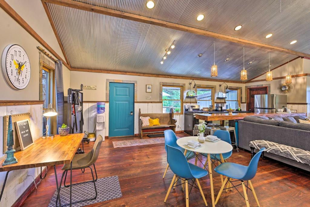 Pet-Friendly Outdoor Paradise with Grill, Decks - Image 4