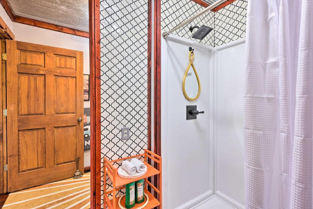 Pet-Friendly Outdoor Paradise with Grill, Decks - Image 8