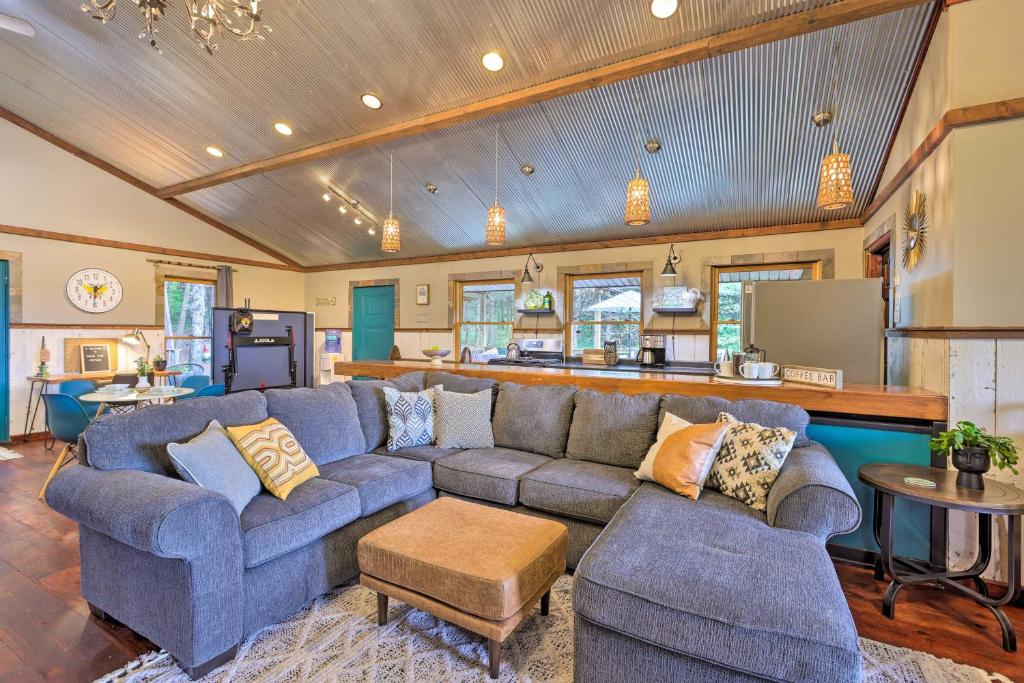 Pet-Friendly Outdoor Paradise with Grill, Decks