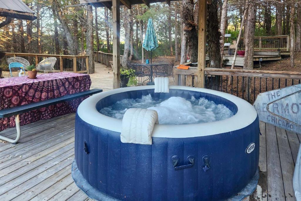 Hot Tub (Jacuzzi) - Photo 3