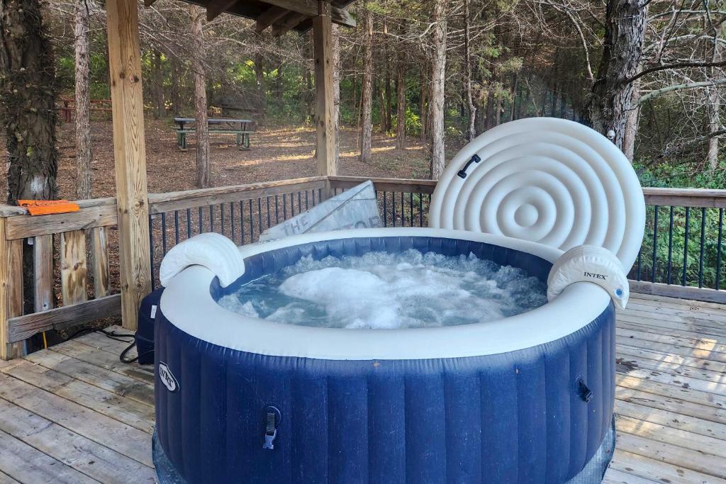 Pet-Friendly Outdoor Paradise with Grill, Decks