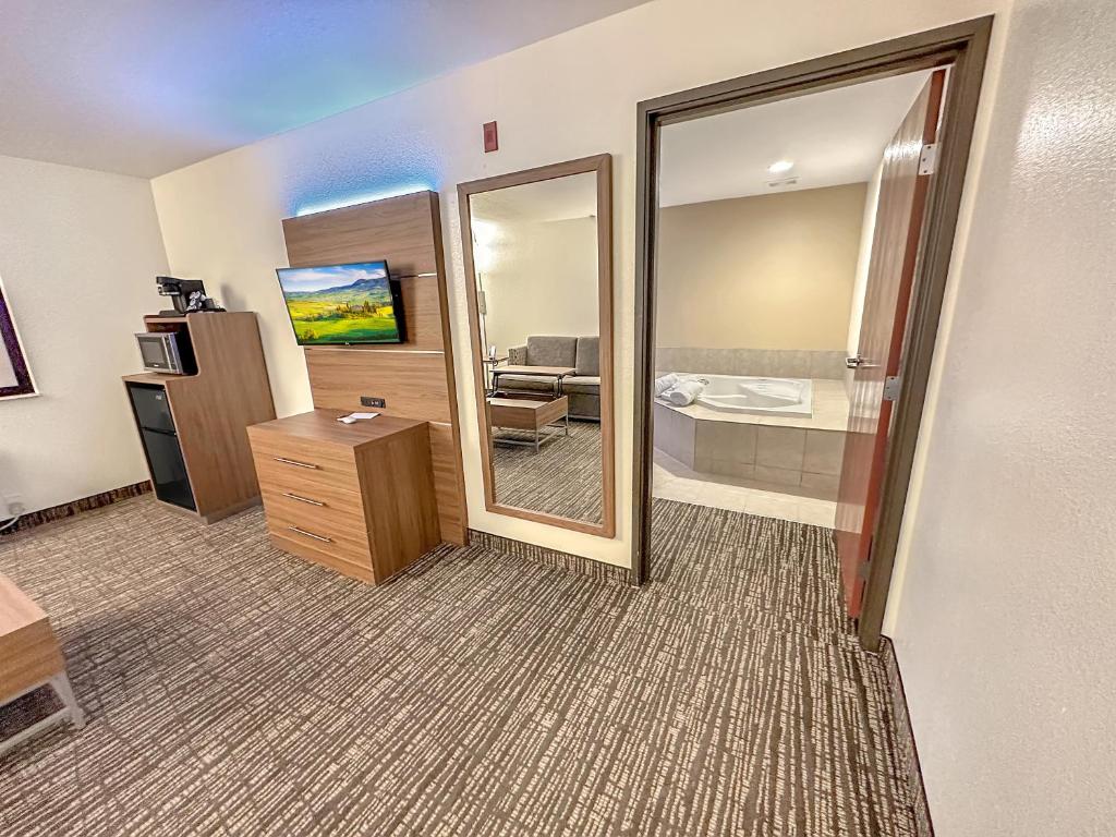 Estherville Hotel & Suites