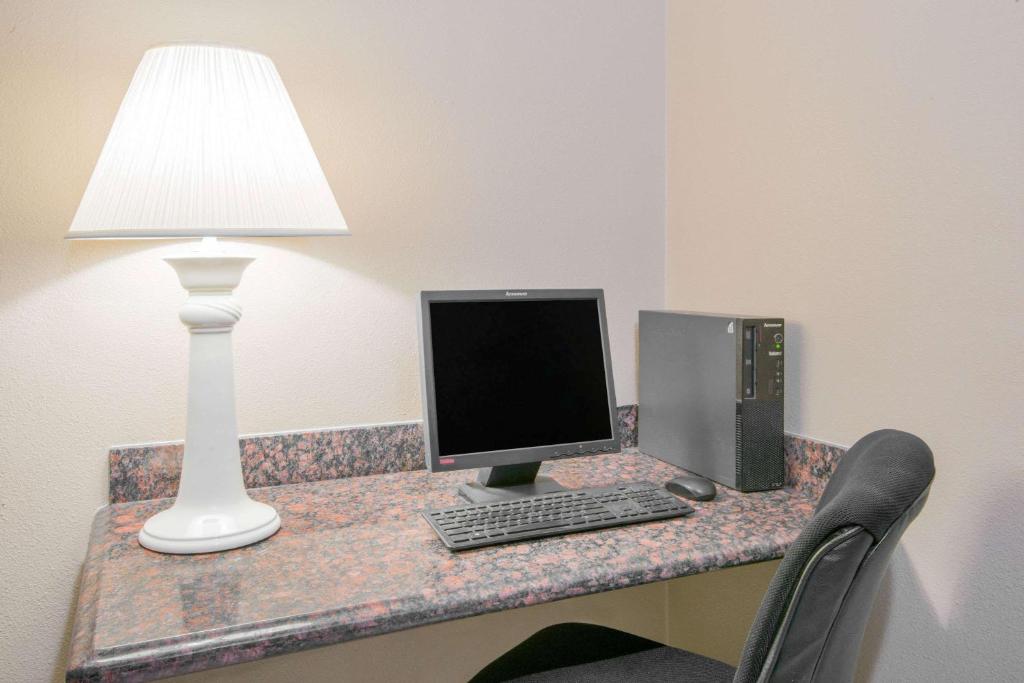 Super 8 by Wyndham Story City - Image 5