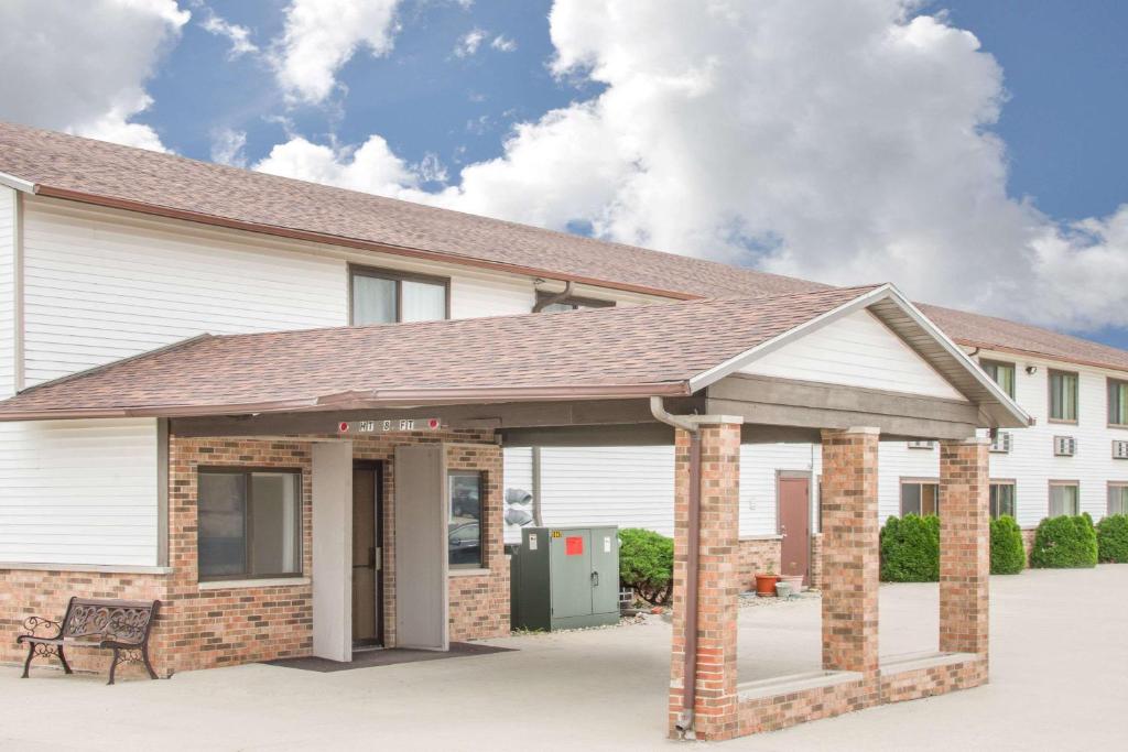 Super 8 by Wyndham Story City - Image 6