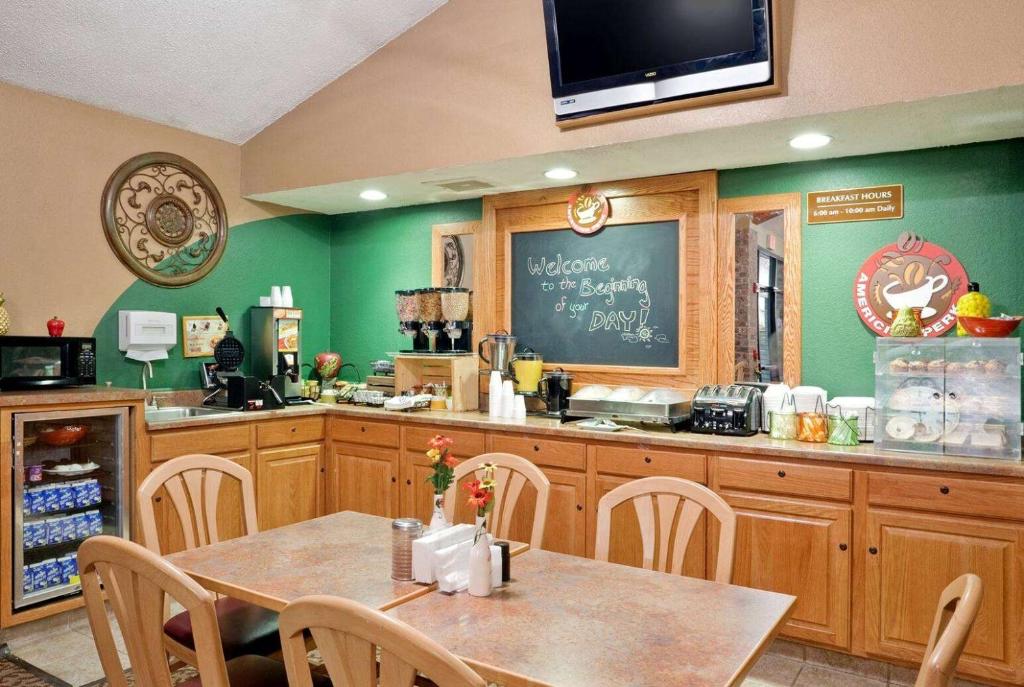 AmericInn by Wyndham West Burlington - Image 4