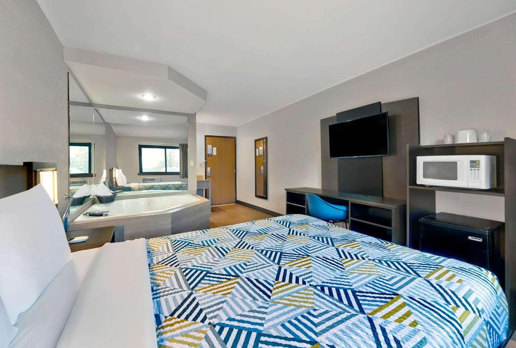 Hot Tub (Jacuzzi) - Photo 2