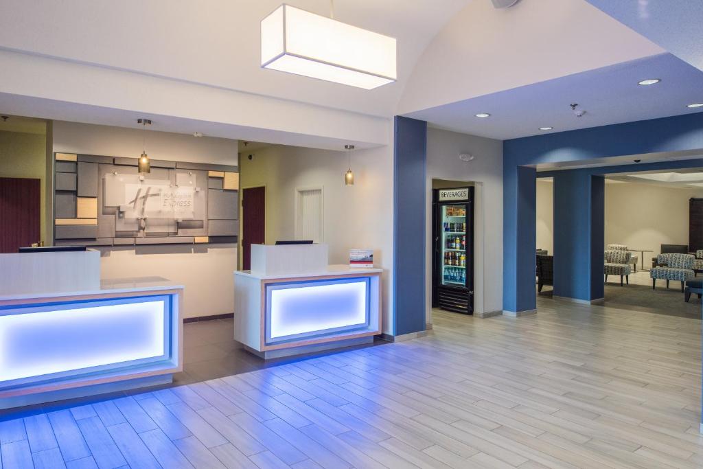 Holiday Inn Express Hotel & Suites Burlington by IHG - Image 4