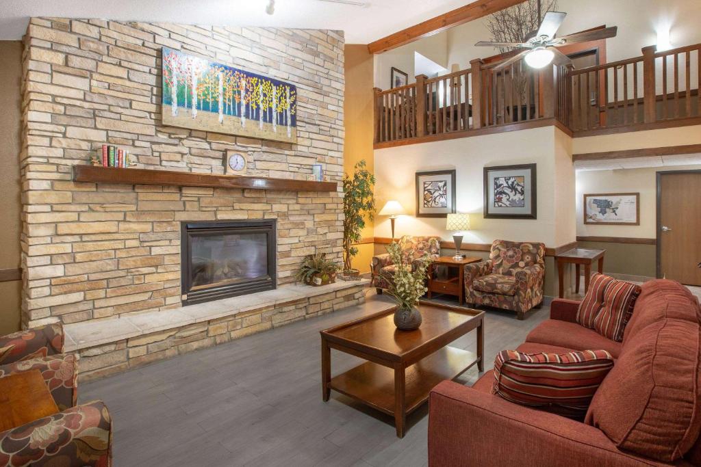 AmericInn by Wyndham Muscatine - Image 6