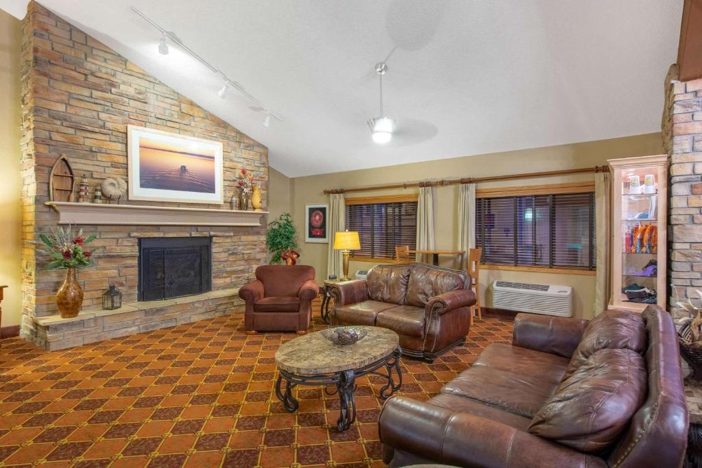 AmericInn by Wyndham Okoboji - Image 8