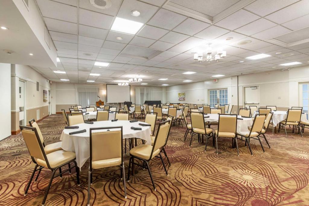 Best Western Plus Steeplegate Inn - Image 8