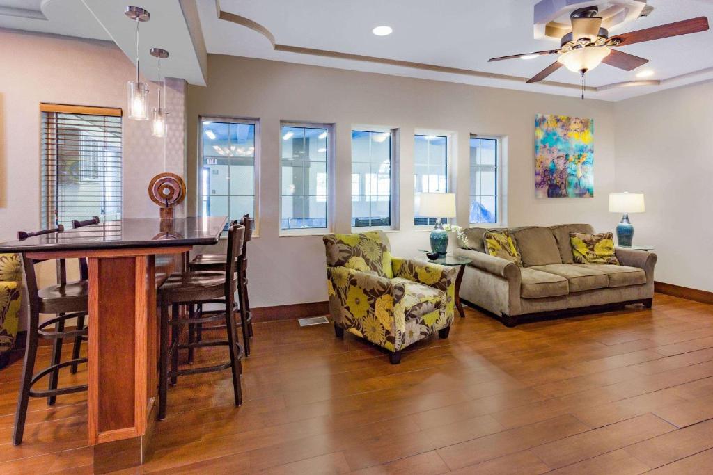 AmericInn by Wyndham Des Moines Airport - Image 4