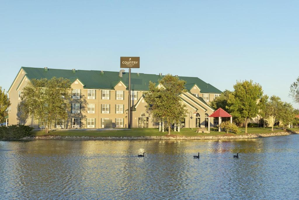 Country Inn & Suites by Radisson, Ankeny, IA - Image 6