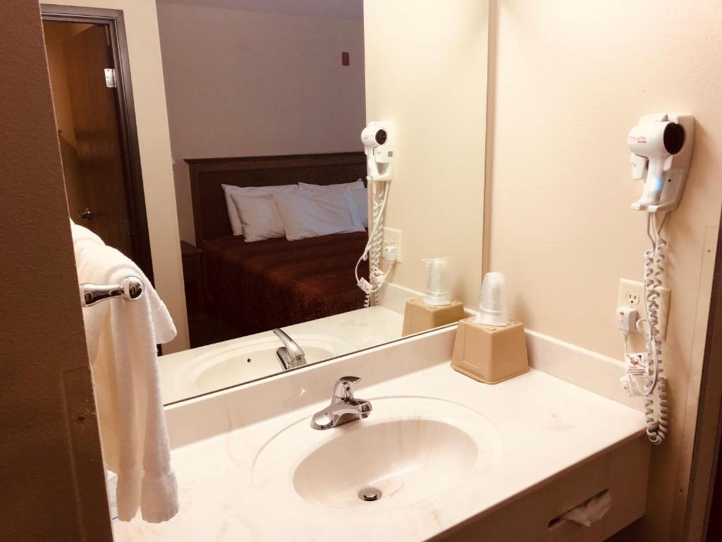 Shenandoah Inn & Suites - Image 8