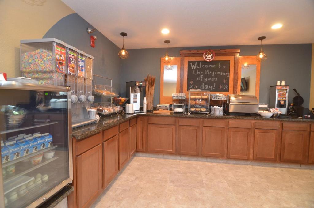 AmericInn by Wyndham Mount Pleasant - Image 5