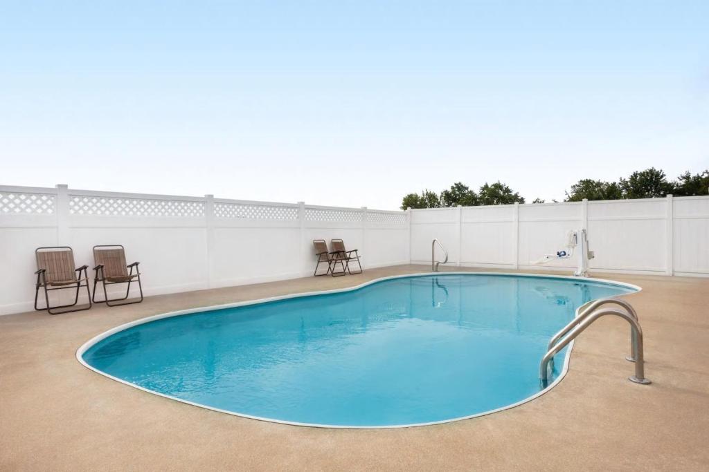 Travelodge by Wyndham Fort Scott - Image 4