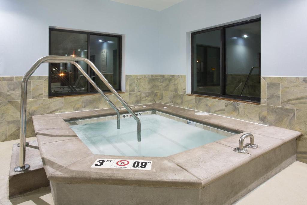 Holiday Inn Express Hotel & Suites Concordia US 81 by IHG