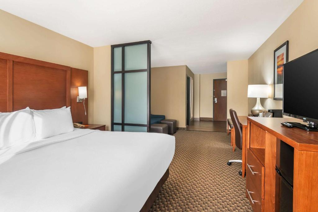 Comfort Suites Manhattan - Image 6