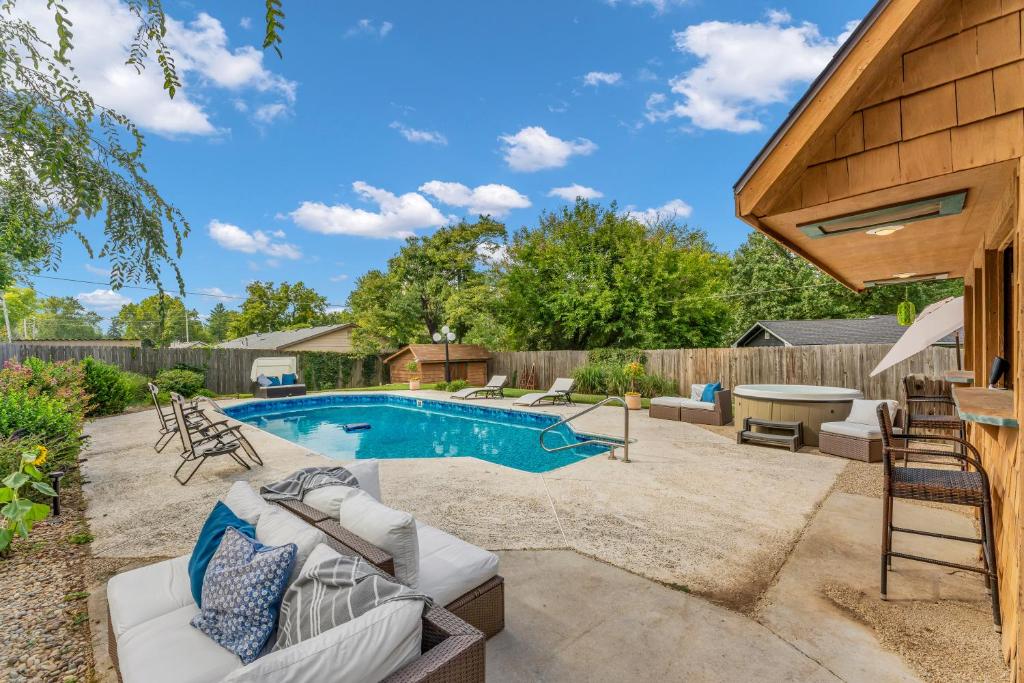 Hot Tub (Jacuzzi) - Photo 2