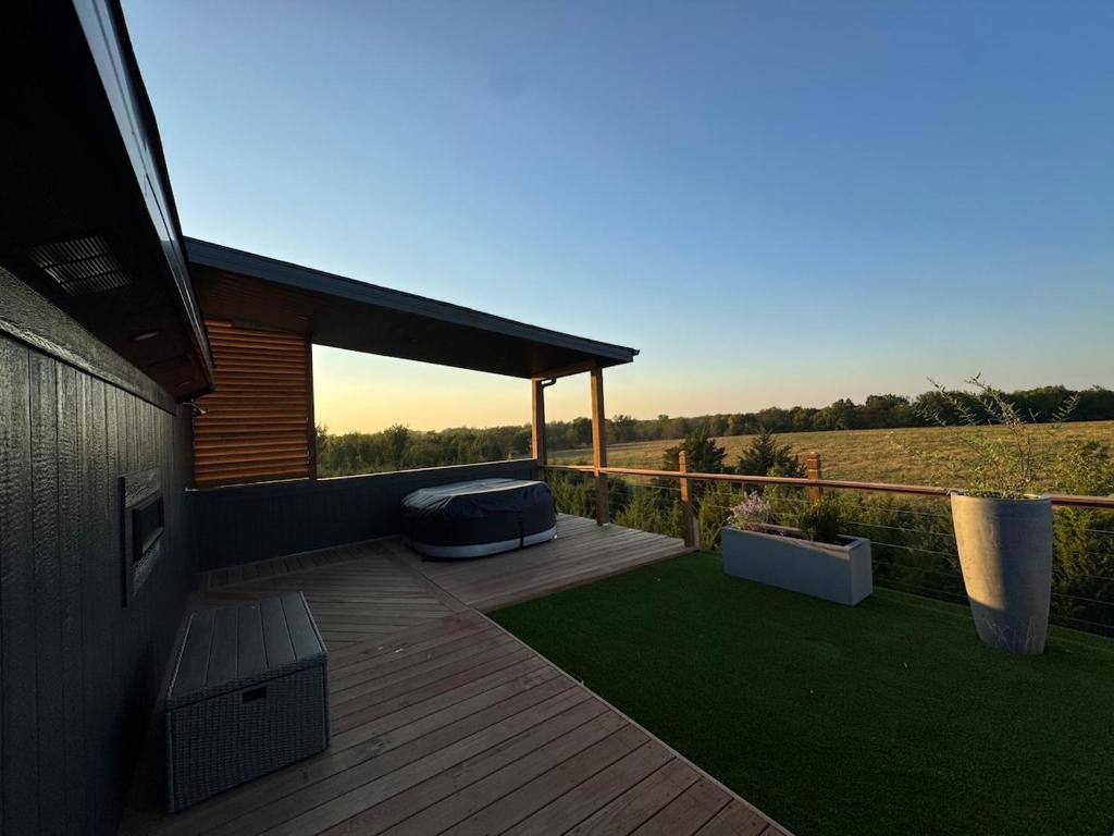 Hot Tub (Jacuzzi) - Photo 8