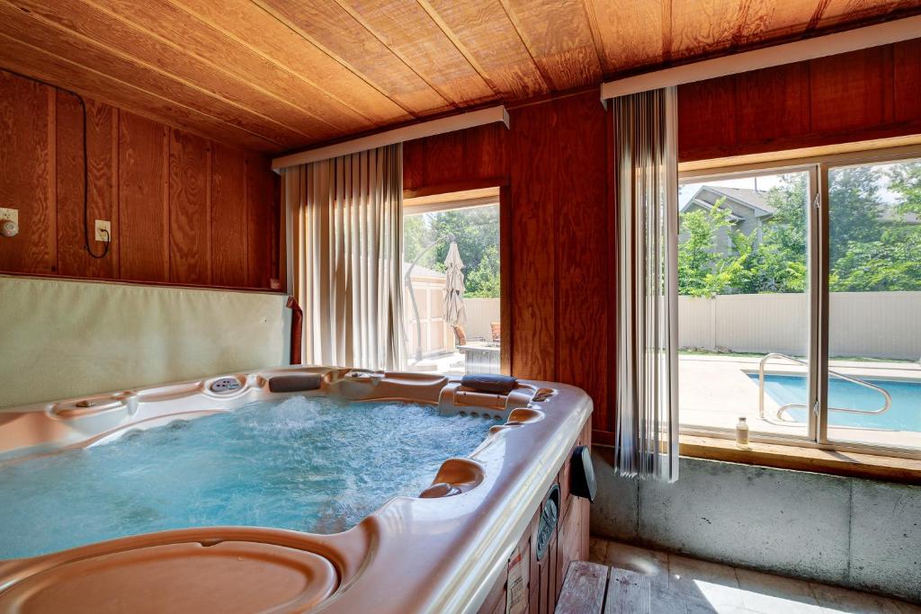 Junction City Home with Hot Tub - Near Milford Lake!