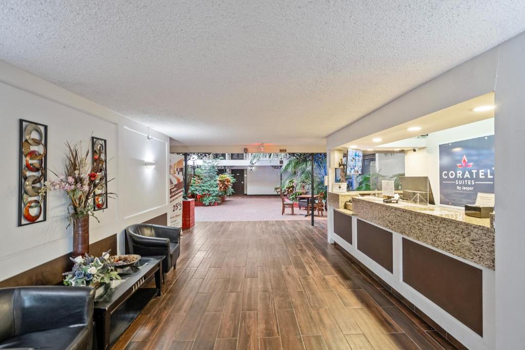 Coratel Plus Suites Wichita West Airport - Image 4