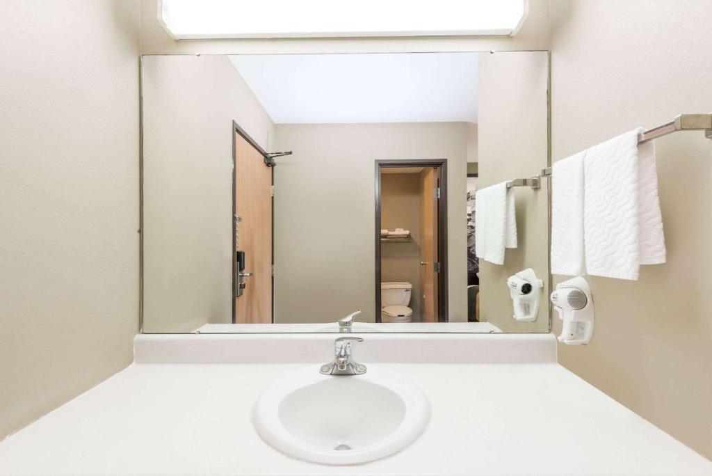 Super 8 by Wyndham Chanute - Image 7