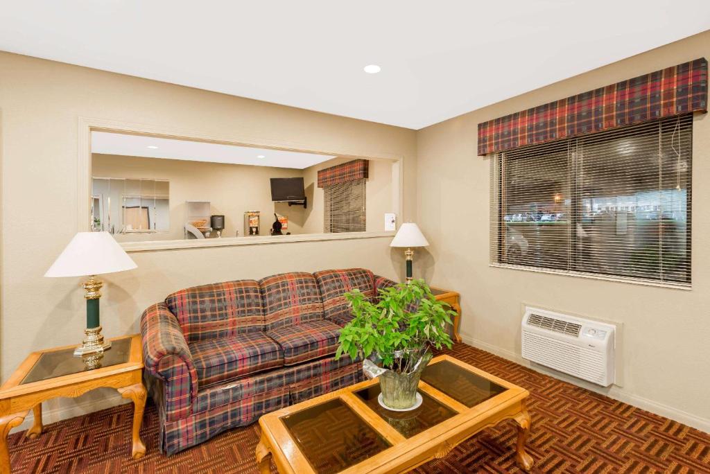 Super 8 by Wyndham Chanute - Image 4