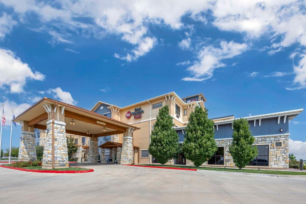 Best Western Plus Emerald Inn & Suites - Image 7