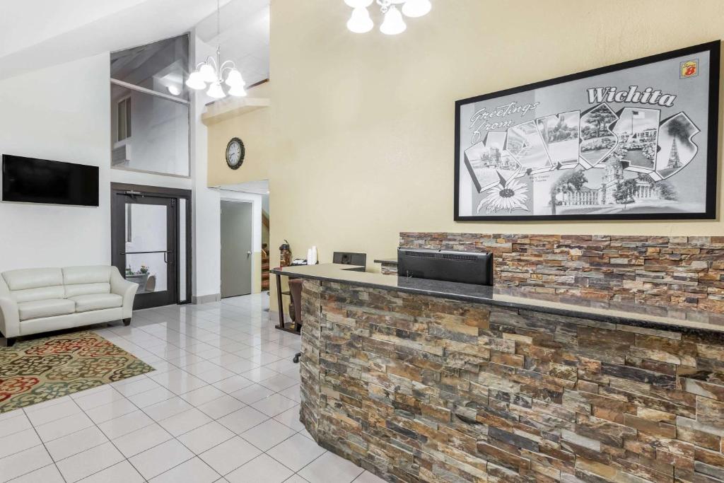 Super 8 by Wyndham Wichita Airport West Kellogg - Image 8