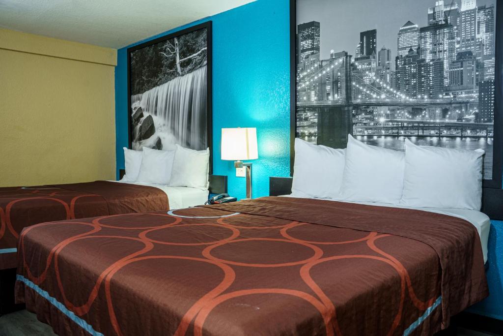 Super 8 by Wyndham Wichita Airport West Kellogg - Image 4