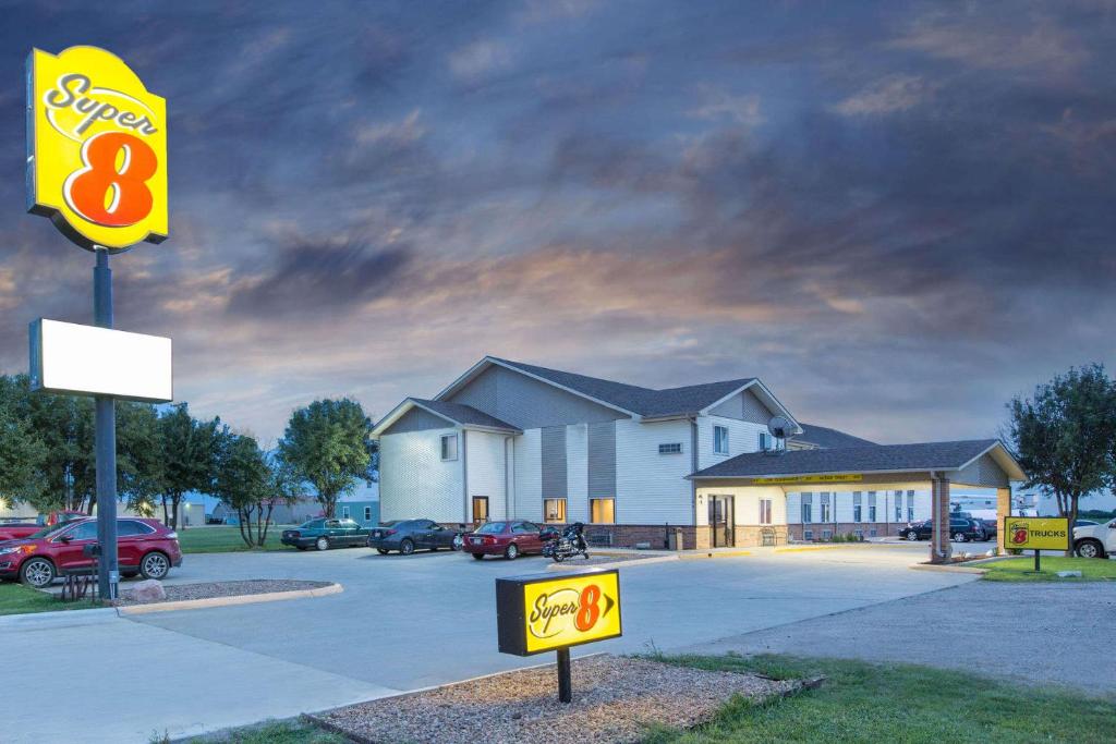 Super 8 by Wyndham Belleville - Image 6