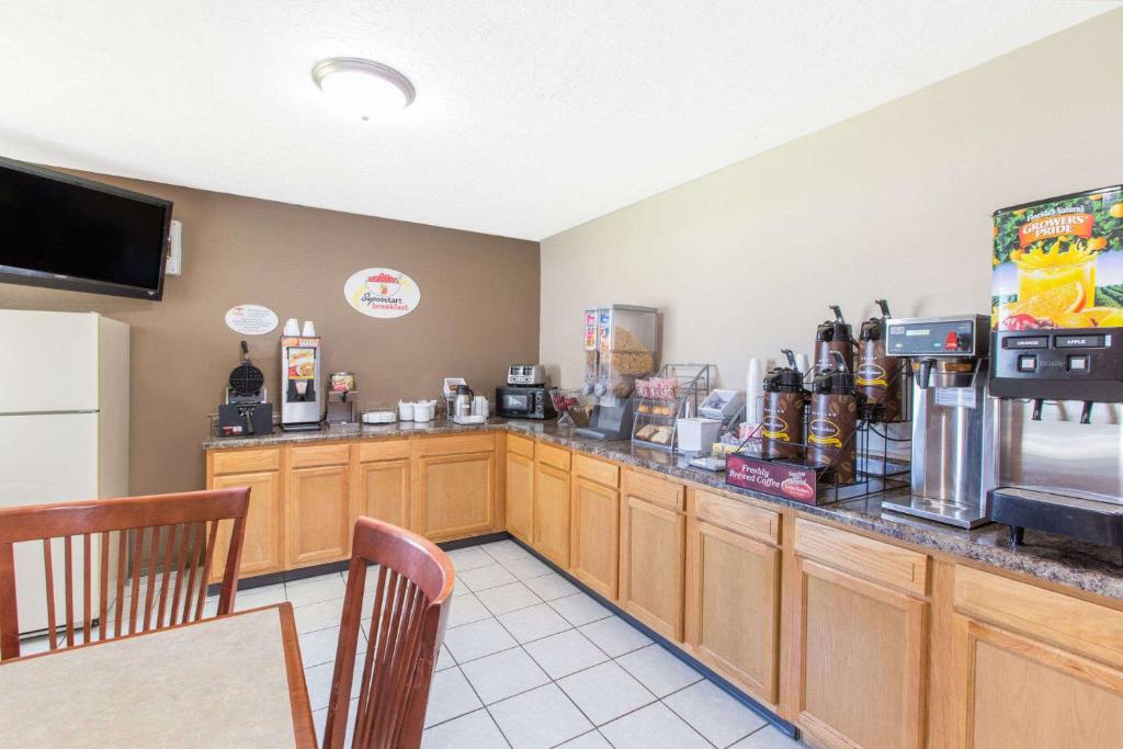 Super 8 by Wyndham Belleville - Image 4