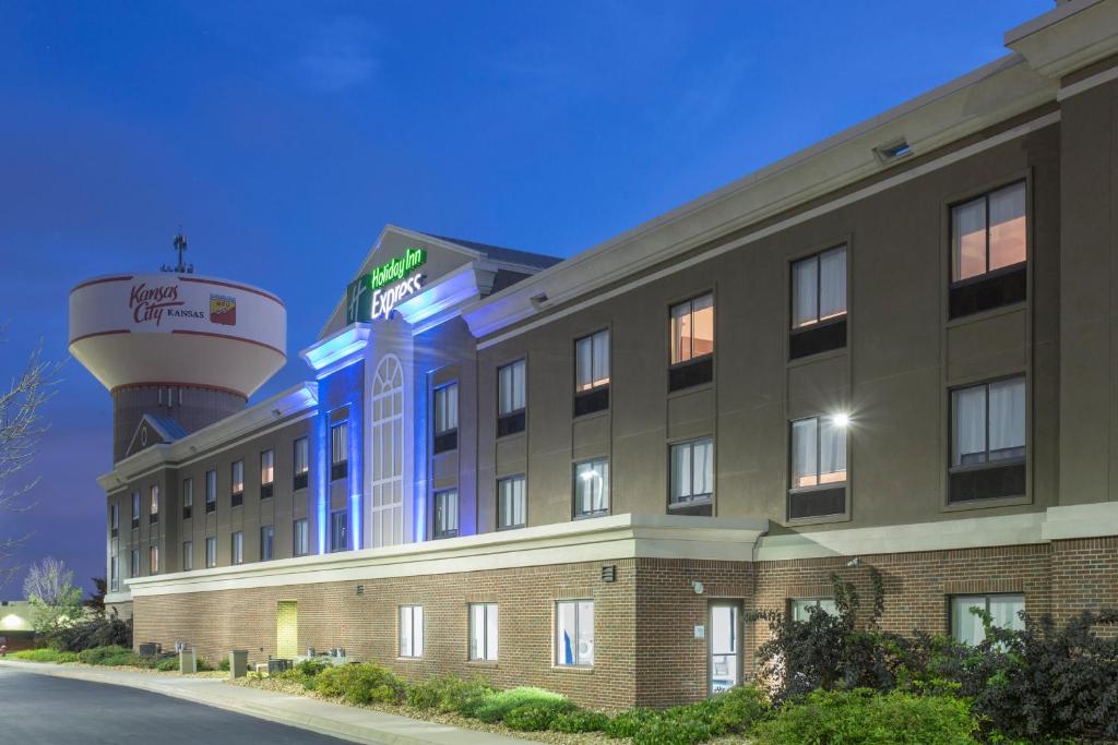 Holiday Inn Express Kansas City - at the Legends! by IHG - Image 7