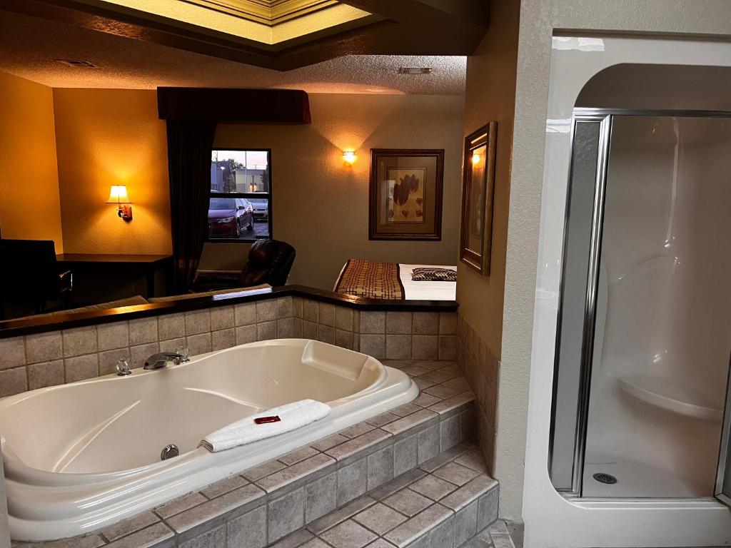 Hot Tub (Jacuzzi) - Photo 4