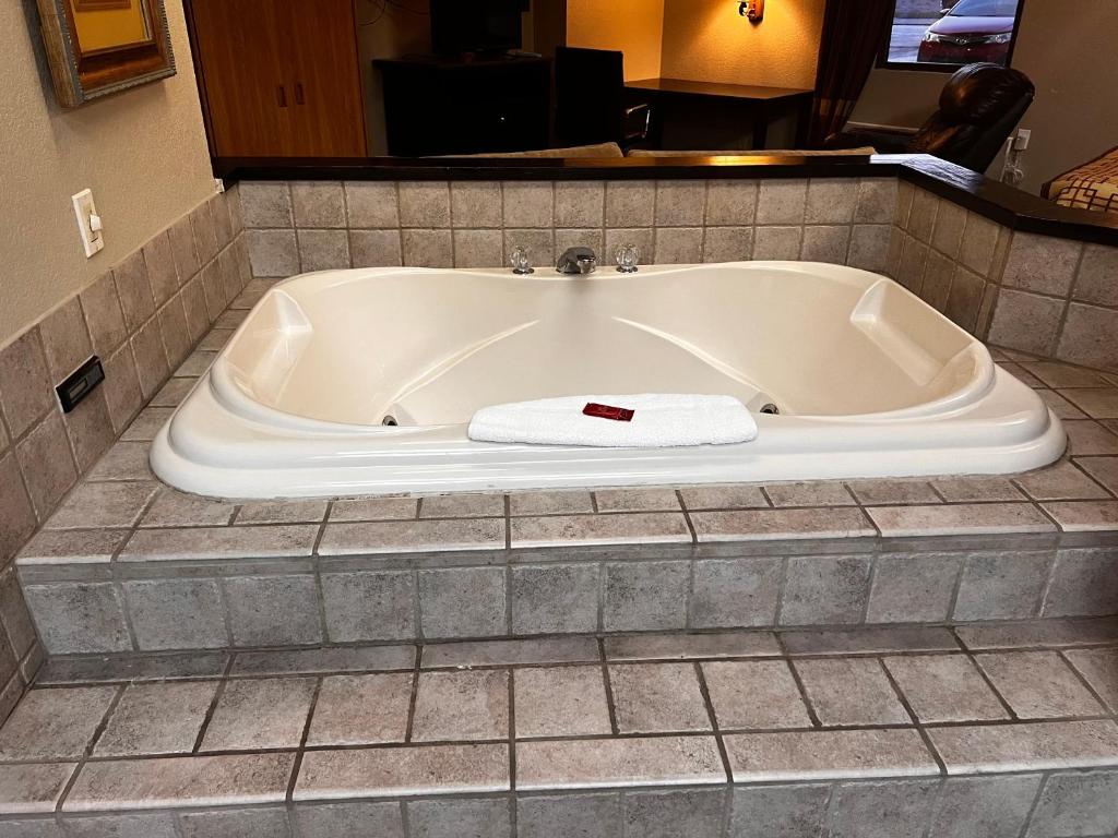 Hot Tub (Jacuzzi) - Photo 6