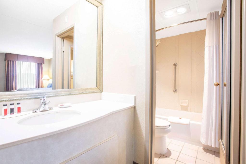 Hot Tub (Jacuzzi) - Photo 2