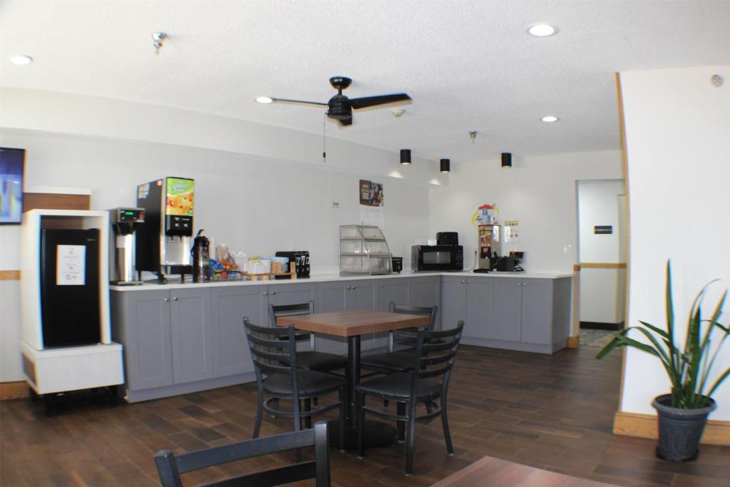 Super 8 by Wyndham Gardner - Image 6