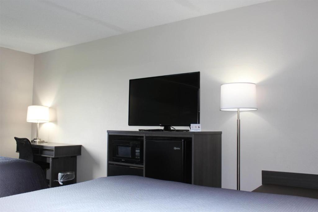 Super 8 by Wyndham Gardner - Image 8