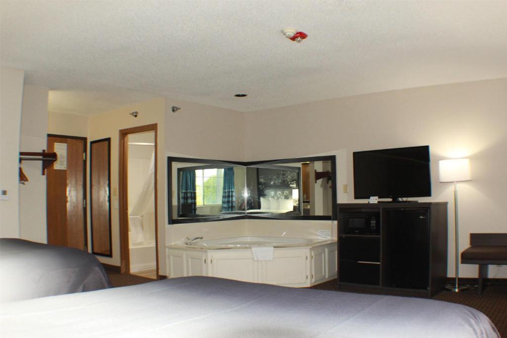 Super 8 by Wyndham Gardner