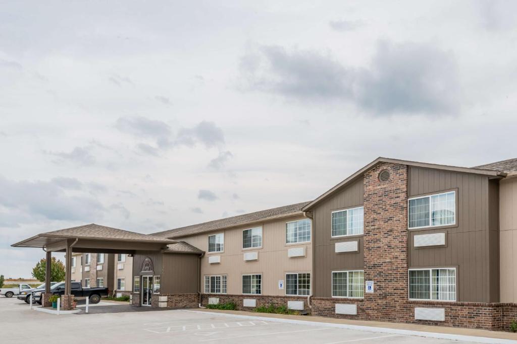 Super 8 by Wyndham Gardner - Image 4