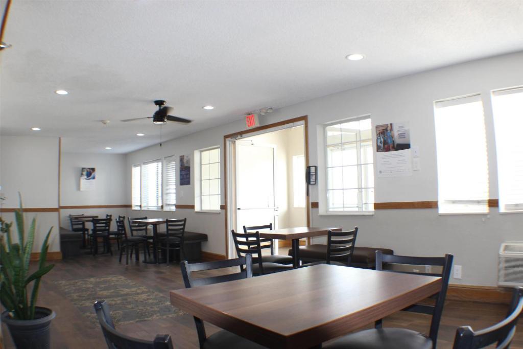 Super 8 by Wyndham Gardner - Image 7