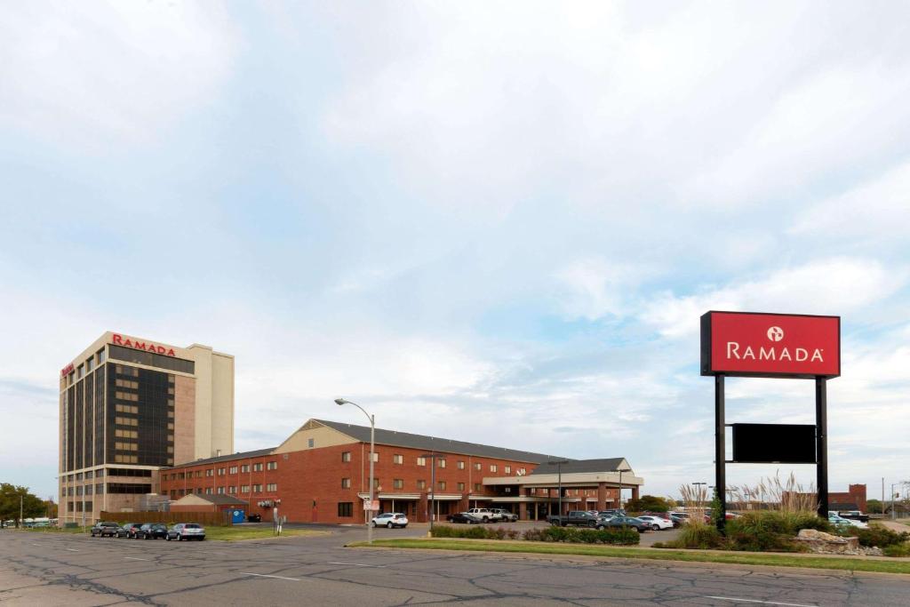 Ramada by Wyndham Topeka Downtown Hotel & Convention Center - Image 7