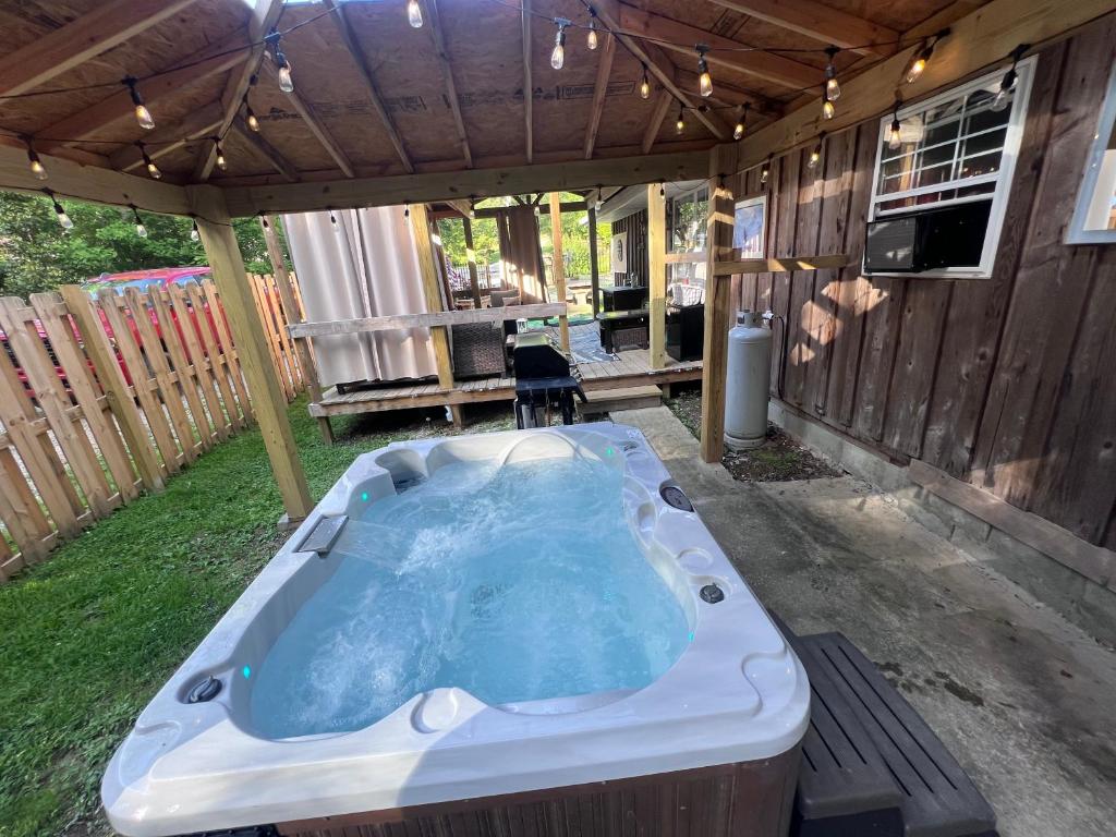 Hot Tub (Jacuzzi) - Photo 6