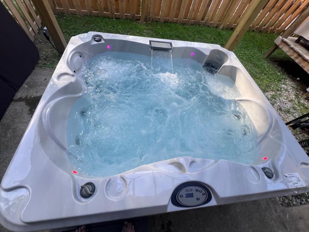 Hot Tub (Jacuzzi) - Photo 5